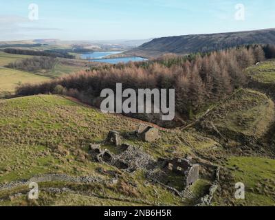 Luftaufnahme von Wood, Forest mit Calf Hey und Ogden Reservoir, auch mit einer alten Farm Ruinen im Vordergrund Top O'th Knoll - Haslingden Grane Rossendale Stockfoto