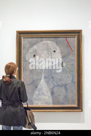 Eine Frau sieht sich im Reina Sofia Museum in Madrid, Spanien, ein Gemälde von Joan Miro mit dem Titel „man With A Pipe“ (1925) an Stockfoto