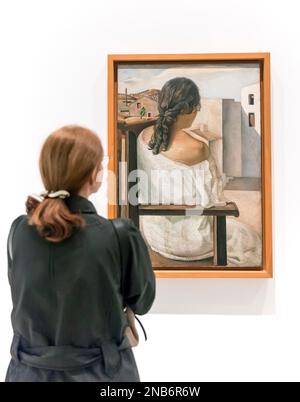 Eine Frau schaut sich ein Gemälde von Salvador Dali mit dem Titel Portrait (1925) im Reina Sofia Museum in Madrid an Stockfoto