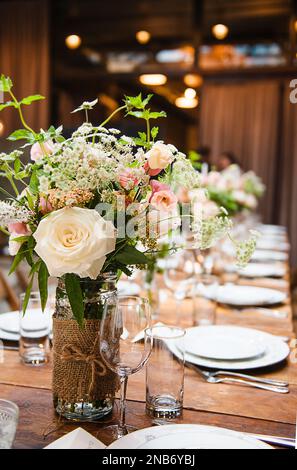 Hochzeitstisch mit Blumen Stockfoto