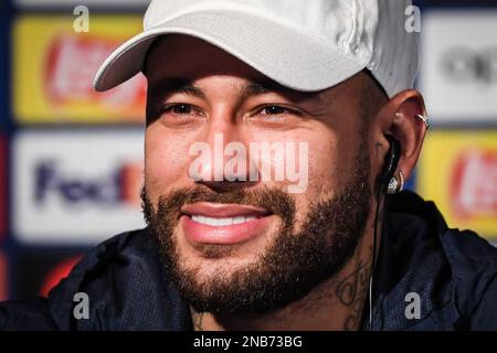 Paris, Frankreich, Frankreich. 13. Februar 2023. NEYMAR JR von PSG lächelt, während er auf einer Pressekonferenz von Paris Saint-Germain im Parc des Princes Stadium in Paris über die Medien spricht. (Kreditbild: © Matthieu Mirville/ZUMA Press Wire) NUR REDAKTIONELLE VERWENDUNG! Nicht für den kommerziellen GEBRAUCH! Stockfoto