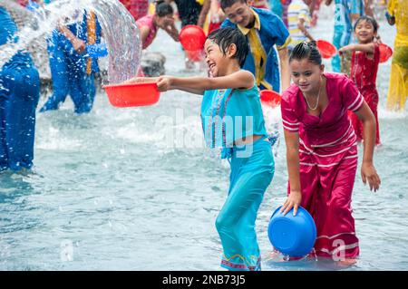 Mitglieder der ethnischen Gruppe der Dai-Minderheit feiern die neue jahrelange Reinigungstradition, sich in einem Wasserpark in Yunnan China mit Wasser zu bespritzen Stockfoto