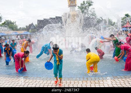 Mitglieder der ethnischen Gruppe der Dai-Minderheit feiern die neue jahrelange Reinigungstradition, sich in einem Wasserpark in Yunnan China mit Wasser zu bespritzen Stockfoto