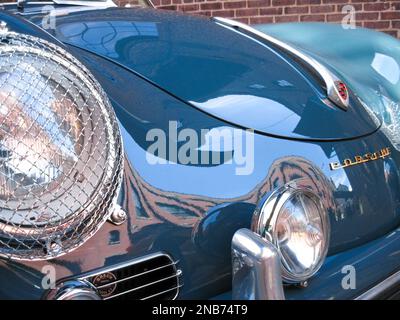 Ein Metallgitter, das an den Frontscheinwerfern eines alten Porsche 356 Speedster 1957 angebracht ist, um vor Steinschlag und anderen Gefahren auf der Straße zu schützen Stockfoto