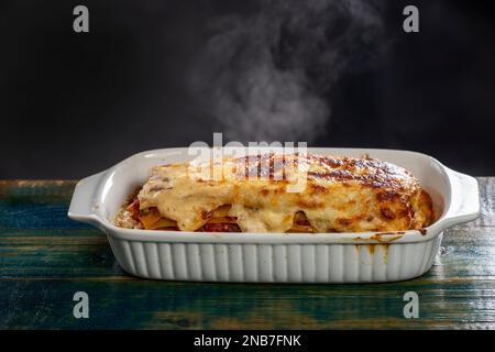 italienische Lasagne in einem weißen Auflauf Stockfoto