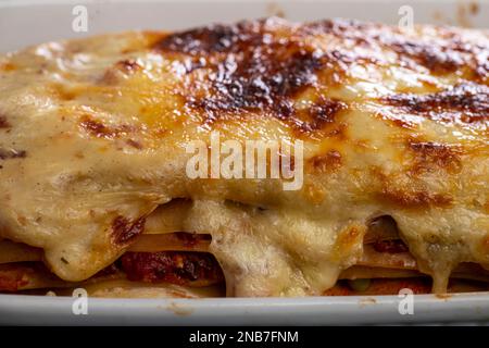 italienische Lasagne in einem weißen Auflauf Stockfoto