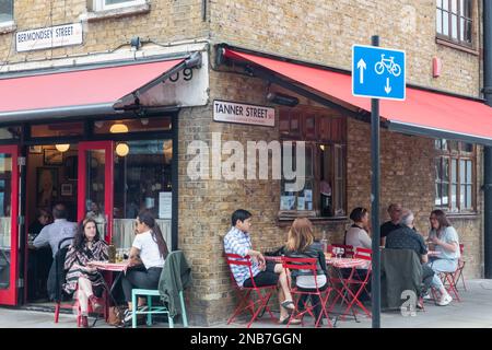 England, London, Southwark, Bermondsey Street, People Dining Alfresco Stockfoto