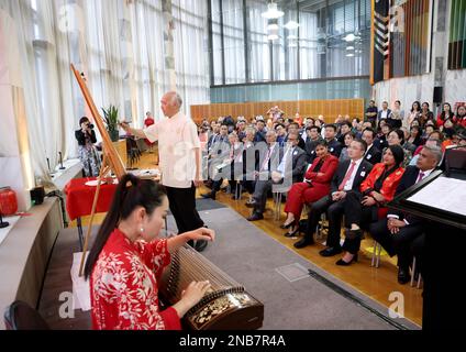 Wellington, Neuseeland. 13. Februar 2023. Am 13. Februar 2023 wird in Wellington, Neuseeland, eine Aufführung anlässlich des chinesischen Neujahrs des Mondes angeschaut. Am Montag fand im neuseeländischen parlament eine Veranstaltung zum chinesischen MondNeujahr statt. Kredit: Meng Tao/Xinhua/Alamy Live News Stockfoto