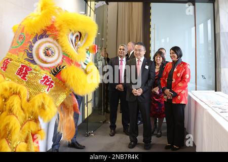 Wellington, Neuseeland. 13. Februar 2023. Neuseelands Ministerin für Vielfalt, Integration und ethnische Gemeinschaften Priyanca Radhakrishnan (1. R) und der chinesische Botschafter in Neuseeland Wang Xiaolong (L, Front) nehmen am 13. Februar 2023 an einer Veranstaltung zum chinesischen Mondneujahr in Wellington, Neuseeland, Teil. Am Montag fand im neuseeländischen parlament eine Veranstaltung zum chinesischen MondNeujahr statt. Kredit: Meng Tao/Xinhua/Alamy Live News Stockfoto