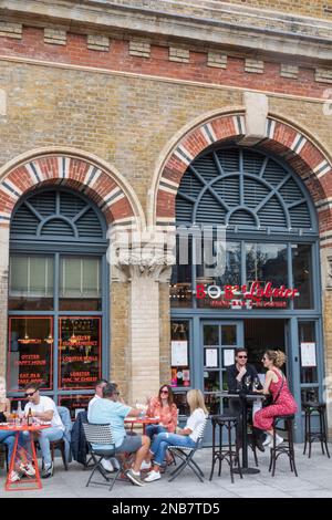 England, London, Southwark, Bermondsey Street, People Dining Alfresco Stockfoto