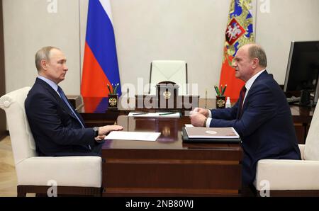 Moskau, Russland. 13. Februar 2023. Der russische Präsident Wladimir Putin trifft sich persönlich mit dem Führer der Kommunistischen Partei Gennady Zyuganov, richtig, am offiziellen Präsidentschaftssitz Novo-Ogaryovo am 13. Februar 2023 außerhalb Moskaus, Russland. Kredit: Mikhail Metzel/Kreml Pool/Alamy Live News Stockfoto