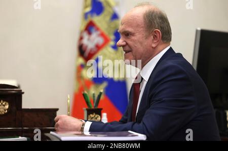 Moskau, Russland. 13. Februar 2023. Gennady Zyuganov, Führer der russischen Kommunistischen Partei, während eines Treffens mit Präsident Wladimir Putin am offiziellen Präsidentschaftssitz von Novo-Ogaryovo am 13. Februar 2023 außerhalb Moskaus, Russland. Kredit: Mikhail Metzel/Kreml Pool/Alamy Live News Stockfoto