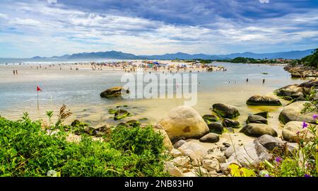 Guarda do Embau, 14. Januar 2022: Rio da Madre trennt den Strand von Praia Guarda do Embau vom Festland Stockfoto