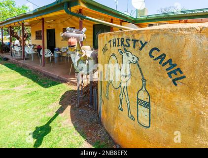 Amüsantes Schild und Kamelstatue vor dem alten Outback Pub The Duchess Hotel, Duchess, Queensland, QLD, Australien Stockfoto