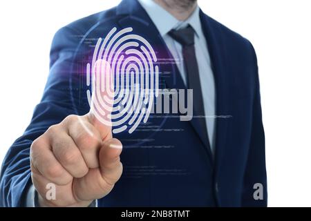 Mann mit biometrischem Fingerabdruck-Scanner auf weißem Hintergrund, Nahaufnahme Stockfoto