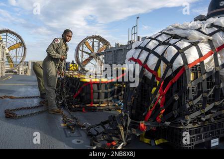 Matrosen, die der Angriffsflotteneinheit 4 zugeteilt sind, bereiten Material vor, das im Atlantik aus einem chinesischen Hochgebirgsballon gefunden wurde, um es am 10. Februar 2023 an Bundesagenten in Joint Expeditionary Base Little Creek, Virginia Beach, Virginia, zu transportieren. Auf Anweisung des Präsidenten der Vereinigten Staaten und mit der vollen Unterstützung der kanadischen Regierung, eine US-amerikanische Air Force F-22 Raptor, auf Autorität des Northern Command, hat den chinesischen Spionageballon im souveränen US-Luftraum und über den Hoheitsgewässern der USA am 4. Februar 2023 angegriffen und zum Absturz gebracht. Foto von MC1 Ryan Seelbach/USA Marineblau Stockfoto