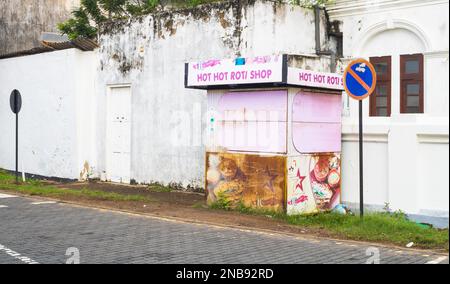 Am Straßenrand gibt es einen kleinen Supermarkt, bevor es morgens aufmacht. Festung galle, sri lanka. Stockfoto