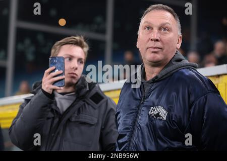 Genua, Italien, 13. Februar 2023. Ehemalige Crewe Alexandra, Aston Villa, Bari, Juventus, Sampdoria, Der Spieler David Platt, Arsenal, Nottingham Forest und England, schaut zu, während sein Sohn Charlie mit einem Smartphone Aufnahmen macht, während Bilder seiner Karriere in Genua vor dem Spiel der Serie A in Luigi Ferraris, Genua, auf die Leinwand des Stadions projiziert werden. Der Bildausdruck sollte lauten: Jonathan Moscrop/Sportimage Stockfoto