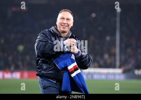 Genua, Italien, 13. Februar 2023. Ehemalige Crewe Alexandra, Aston Villa, Bari, Juventus, Sampdoria, Der Spieler David Platt, Arsenal, Nottingham Forest und England, begrüßt die Fans vor dem Spiel der Serie A in Luigi Ferraris, Genua. Der Bildausdruck sollte lauten: Jonathan Moscrop/Sportimage Stockfoto