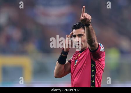 Genua, Italien, 13. Februar 2023. Der Schiedsrichter Fabio Maresca reagiert während des Spiels der Serie A in Luigi Ferraris, Genua. Der Bildausdruck sollte lauten: Jonathan Moscrop/Sportimage Stockfoto