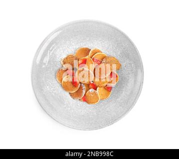 Köstliche Mini-Pfannkuchen, Müsli mit Erdbeeren auf weißem Hintergrund, Draufsicht Stockfoto