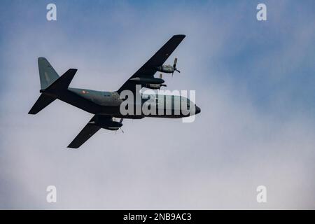Der Lockheed C-130 Hercules ist ein viermotoriges Turboprop-Militärtransportflugzeug, das am 20. August 2022 über Sydney, NSW, Australien geflogen ist. Stockfoto
