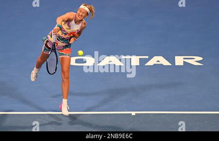 Doha, Katar. 13. Februar 2023. Victoria Azarenka aus Belarus kehrt während der Einzelrunde des 32. Spiels gegen Ipek Oz aus der Türkei um WTA500 Uhr Qatar Open 2023 in Doha, Katar, 13. Februar 2023, zurück. Kredit: Nikku/Xinhua/Alamy Live News Stockfoto