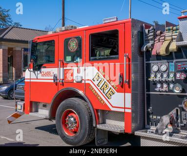 NEW ORLEANS, LA, USA - 12. FEBRUAR 2023: Feuerwehrwagen der New Orleans Feuerwehr auf der Route der Mardi Gras Parade in St. Charles Avenue Stockfoto