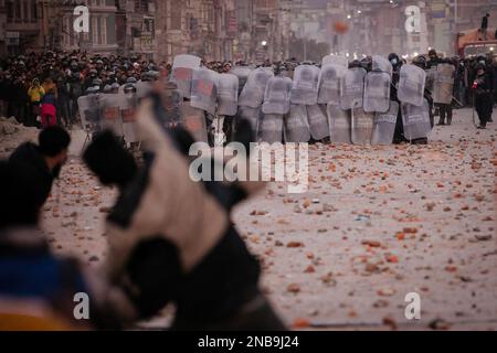 Kathmandu, Nepal. 13. Februar 2023. Demonstranten werfen Ziegel und Steine auf die Polizei während einer Demonstration. Die Transportunternehmen führten eine Demonstration gegen die „trügerischen“ Regeln der Verkehrspolizei durch und verkündeten Kathmandu Metropolitan City, dass öffentliche Fahrzeuge auf langen und mittleren Strecken nicht auf anderen freien Plätzen als im New Bus Park in Gongabu parken dürfen. Kredit: SOPA Images Limited/Alamy Live News Stockfoto