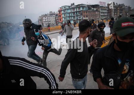 Kathmandu, Nepal. 13. Februar 2023. Demonstranten werfen Ziegel und Steine auf die Polizei während einer Demonstration. Die Transportunternehmen führten eine Demonstration gegen die „trügerischen“ Regeln der Verkehrspolizei durch und verkündeten Kathmandu Metropolitan City, dass öffentliche Fahrzeuge auf langen und mittleren Strecken nicht auf anderen freien Plätzen als im New Bus Park in Gongabu parken dürfen. (Foto: Prabin Ranabhat/SOPA Images/Sipa USA) Guthaben: SIPA USA/Alamy Live News Stockfoto