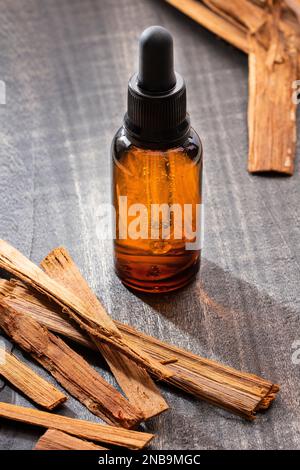 Uncaria tomentosa-Extrakt in Tropfen - Medizinische organische Katzenkralle Stockfoto