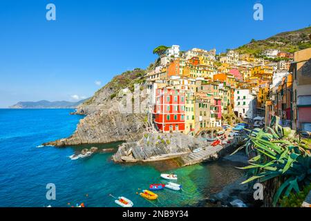 Das farbenfrohe Fischerdorf Riomaggiore, Italien, eines der fünf Dörfer der Cinque Terre entlang der ligurischen Küste. Stockfoto