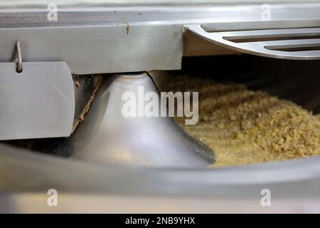 Nahaufnahme Schüssel der Vakuumschneidmaschine. Selektiver Fokus. Stockfoto