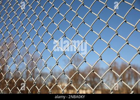 Zum Schutz verwendeter Metallkettenzaun Stockfoto