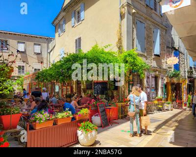 Eine farbenfrohe Gasse mit Geschäften und Cafés im historischen mittelalterlichen Zentrum von Saint-Remy de Provence. Stockfoto