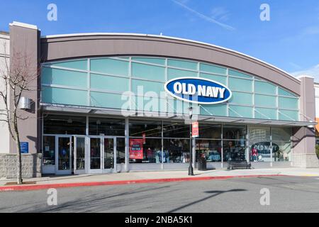 Bellevue, WA, USA - 12. Februar 2023; Front of Old Navy Store am sonnigen Wintertag mit Name und Logo Stockfoto