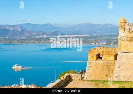 Blick von der antiken Festung Palamidi über dem Ägäischen Meer und der Stadt Nafplio mit der Burg Bourtzi im blauen Wasser der Bucht Stockfoto