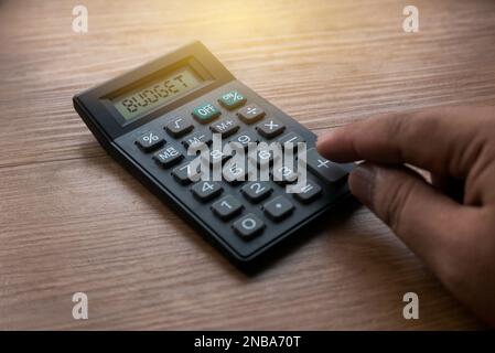 Geschäfts- und Finanzkonzept. Drücken Sie die Rechnertaste mit dem Finger, und das Wort BUDGET wird angezeigt. Stockfoto