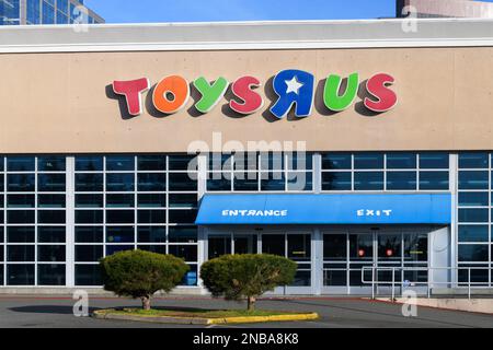 Bellevue, WA, USA - 12. Februar 2023; geschlossene Fassade des Toys R US Stores in Bellevue, WA, mit Firmenlogo Stockfoto