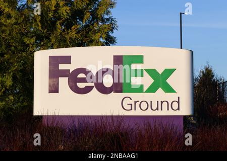 Redmond, WA, USA - 12. Februar 2023; Sockelschild für FedEx Landversand Stockfoto