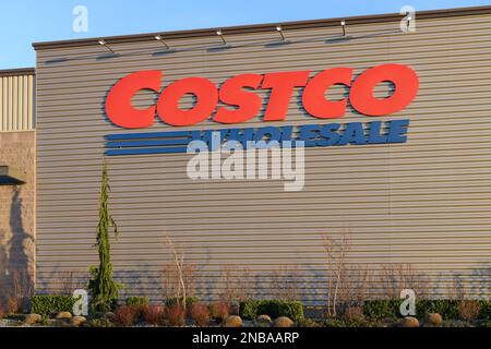 Redmond, WA, USA - 12. Februar 2023; großes Schild von Costco Wholesale an der Wand des Metalllagers Stockfoto