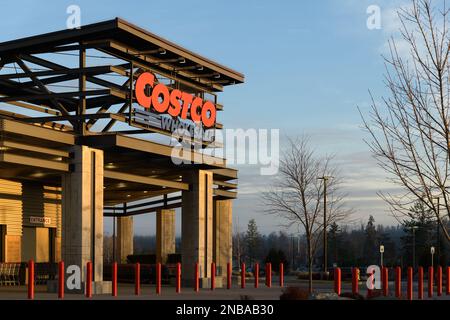 Redmond, WA, USA - 12. Februar 2023; frühmorgendliches Winterlicht am Eingang des Costco Großhandelslagers Stockfoto