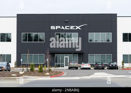 Redmond, WA, USA - 12. Februar 2023; SpaceX-Gebäude mit Logo auf der Redmond Ridge im Bundesstaat Washington Stockfoto