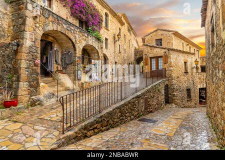 Das mittelalterliche spanische Dorf Pals in der Region Costa Brava im Süden Spaniens, wenn die Sonne nach einem Sommerregen untergeht. Stockfoto