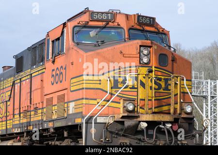 Seattle – 12. Februar 2023; Nahaufnahme des Fahrerhauses der BNSF-Güterlokomotive mit Logo Stockfoto