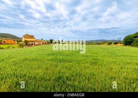Blick auf eine spanische Villa und die katalanischen Hügel und Landschaft vom mittelalterlichen Dorf Pals, Spanien, in der Provinz Girona in Nordspanien Stockfoto