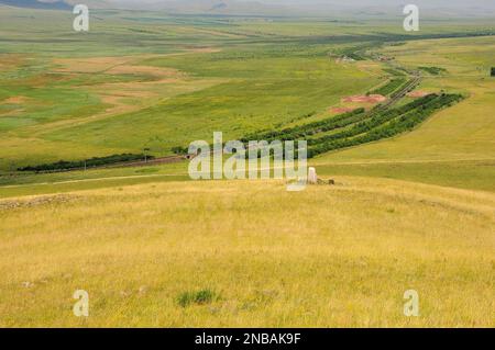 Ein antikes zythisches Grab am Hang eines hohen Berges mit Blick auf ein malerisches endloses Tal an einem klaren Sommertag. Berg Uitag, Chakassia, Sib Stockfoto