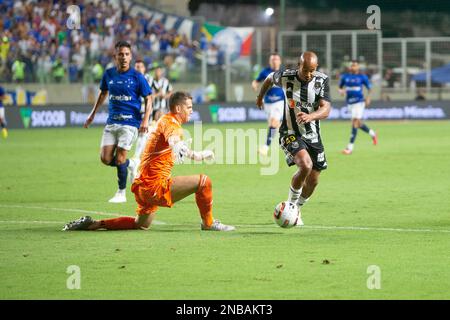 Belo Horizonte, Minas Gerais, Brasilien. 13. Februar 2023. (SPO) Spiel der Mineiro Football Championship zwischen Cruzeiro und Atletico Mineiro. 13. Februar 2023. Brasilien, Minas Gerais, Belo Horizonte: Höhepunkte des Spiels zwischen Cruzeiro und Atletico Mineiro, gültig für die 5. Runde der Mineiro Football Championship 2023, die am Montag, den 13. Februar 2023 im Stadion Independencia in Belo Horizonte (MG) stattfindet. Das Spiel endete mit einem Unentschieden von 1-1, mit einem Tor von Huck von Atletico-MG und Bruno von Cruzeiro. Kredit: Breno Babu/Thenews2 (Kredit: © Breno Babu/TheNEWS2 via ZUMA Pres Stockfoto