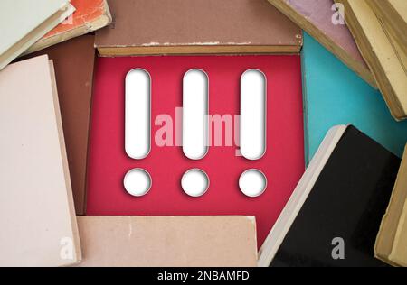 Ausrufezeichen in einem geöffneten Buch mit alten, natürlichen Mustern und altem Papierdesign. Stockfoto