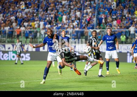 Belo Horizonte, Minas Gerais, Brasilien. 13. Februar 2023. (SPO) Spiel der Mineiro Football Championship zwischen Cruzeiro und Atletico Mineiro. 13. Februar 2023. Brasilien, Minas Gerais, Belo Horizonte: Höhepunkte des Spiels zwischen Cruzeiro und Atletico Mineiro, gültig für die 5. Runde der Mineiro Football Championship 2023, die am Montag, den 13. Februar 2023 im Stadion Independencia in Belo Horizonte (MG) stattfindet. Das Spiel endete mit einem Unentschieden von 1-1, mit einem Tor von Huck von Atletico-MG und Bruno von Cruzeiro. Kredit: Breno Babu/Thenews2 (Kredit: © Breno Babu/TheNEWS2 via ZUMA Pres Stockfoto
